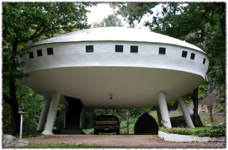 Illustration for article titled Buildings That Look Like Famous Spaceships: A Gallery